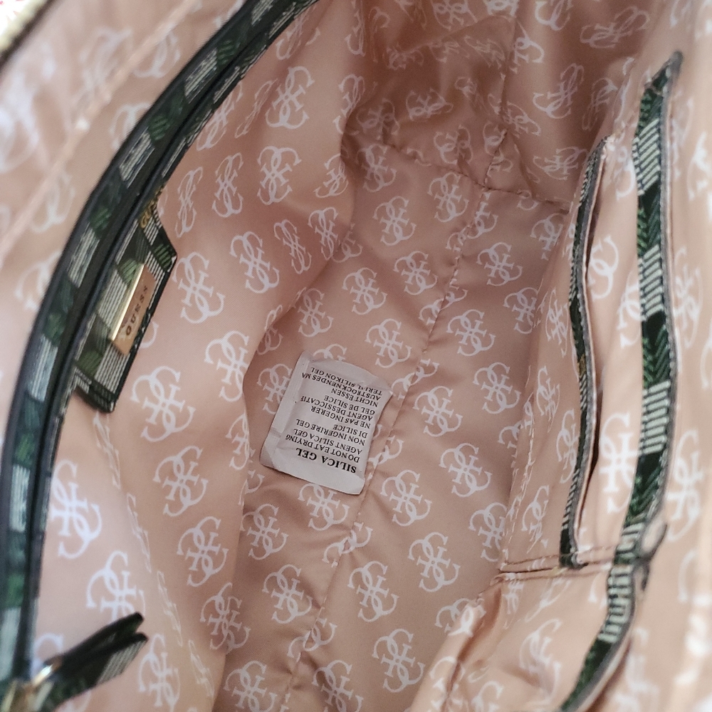 Guess - Picture 3 of 8